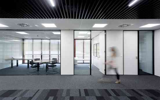 El suelo técnico elevado impulsa la flexibilidad en las oficinas de Málaga