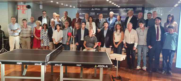 Almeida apadrina la Fundación Red Parkinson y se compromete a buscar espacios para practicar tenis de mesa