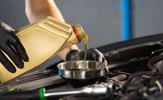 Talleres Murillo explica qué puede ocurrir al retrasar el cambio de aceite del coche tras los desplazamientos del verano
