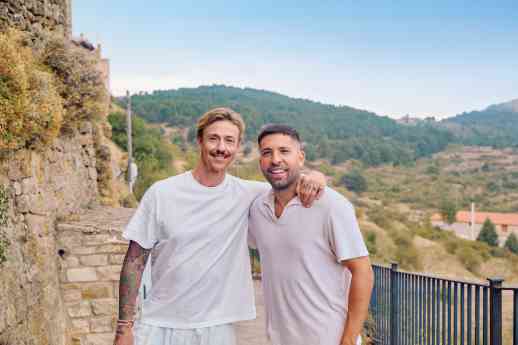 Los aficionados al fútbol podrán vivir la previa a ELCLÁSICO, con Jordi Alba y Guti de místers, en Airbnb