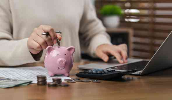 El consumo se come el ahorro: las familias solo guardan 11 de cada 100 euros que ingresan